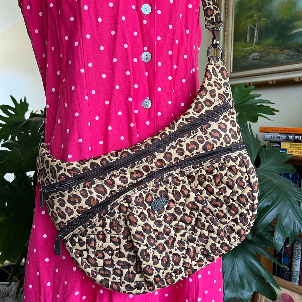 Lug 🌟 Lightweight Travel Organized Leopard print, great condition, pockets